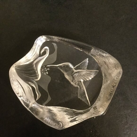 Humming bird paper weight clear glass signed on bottom excellent condition 4.5x5 - Picture 2 of 4